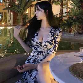 热销  51STUDIO自制 UK155性感交叉V领显胸大复古花色度假连衣裙