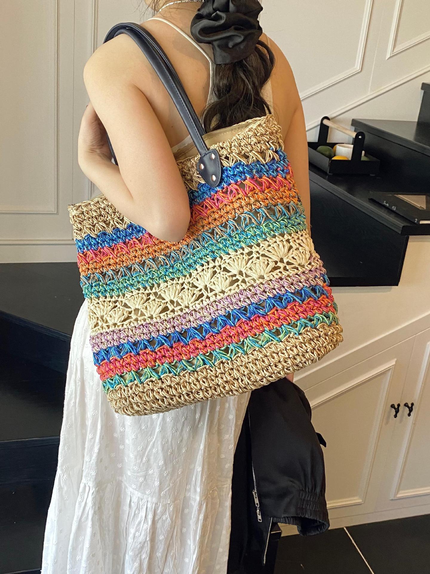 Bolso tejido de arco iris de color de contraste popular de verano femenino 2025 nueva moda estilo étnico bolso tejido de paja gran capacidad sentido de alta gama