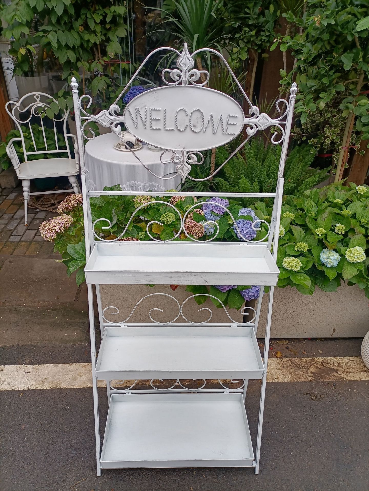 3층짜리 오래된 선반에 오신 것을 환영합니다.