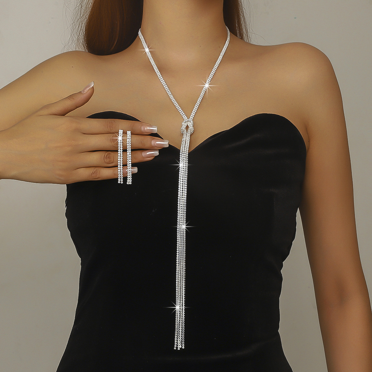 Conjunto de colar longo e brincos com strass para noiva_voghion.com