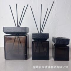 ホテルの同じタイプの黒い木の蓋の角の瓶は瓶の香水の精油の拡香の瓶の空の瓶を分けます。