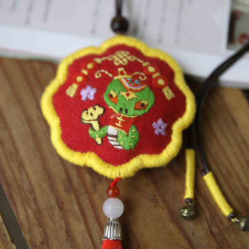 Año Nuevo bordado DIY material hecho a mano paquete xingshi bolsita principiante 12 Zodiaco adornos de coche Lotus bolsa bolsita