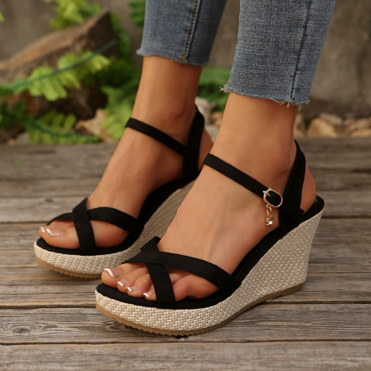 Кроссоверные сандалии на толстой подошве с клиновидным каблуком и пряжкой, летние 2025, новые пляжные сандалии с открытым носком и рыбьим краем