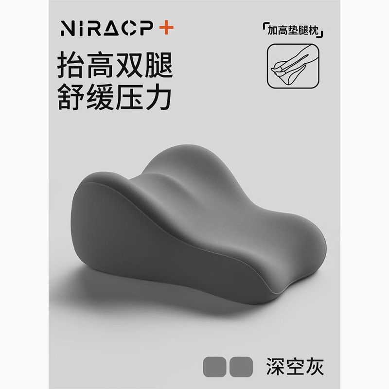 ベッドの上で枕をして、多機能のうつ伏せになります。|undefined