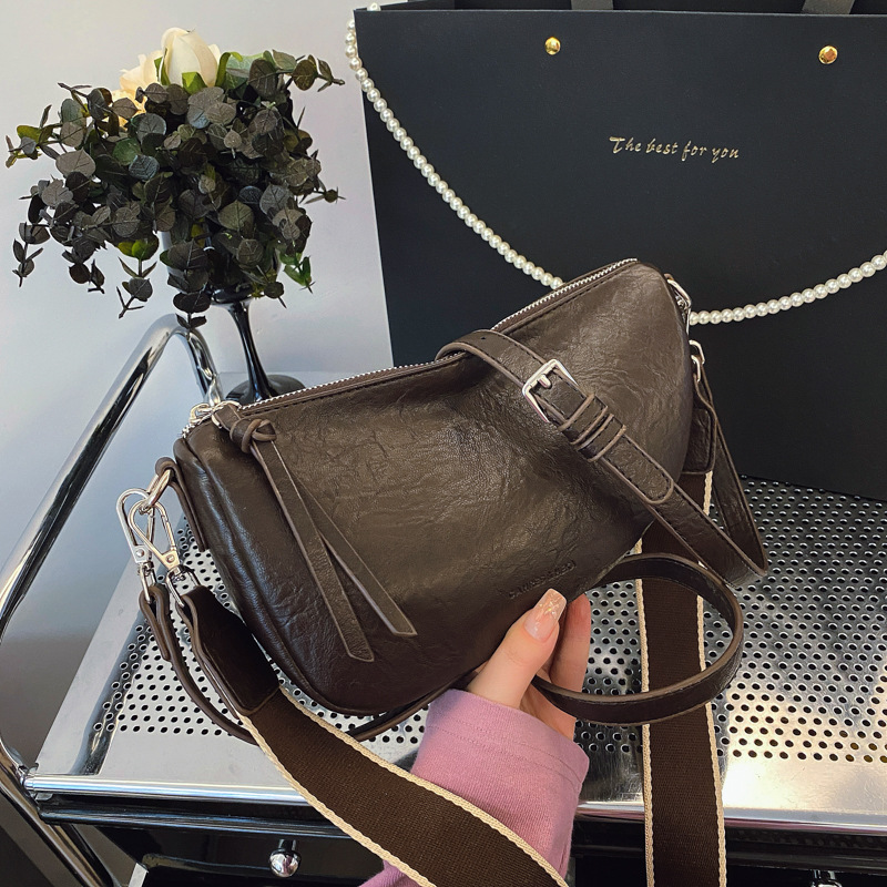 Bolso de hombro casual retro coreano para mujer 2025 verano nuevo bolso de silla de mensajero de nicho simple y versátil