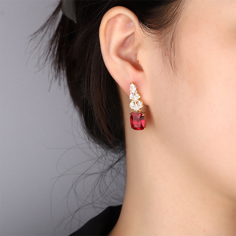 2024 nueva joyería Zhuang Shengsheng, fondo de cobre, simulación chapada en oro, corindón rojo, cristal puntiagudo azul, pendientes de oro 10*12 mujeres