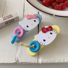少女は色KT猫のボタンヘアクリップの大きいサイズのアヒルの口を半分にして、甘いクリップをして、アクセサリーの女性をつかみます。