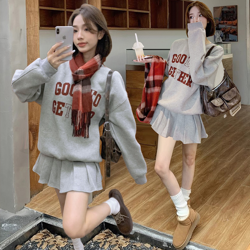 Korean Style Preppy Style Age-Reducing Color-Blocked Letter Printed Round Neck Velvet Sweatshirt + Pleated Skirt Two-Piece Suit for Women