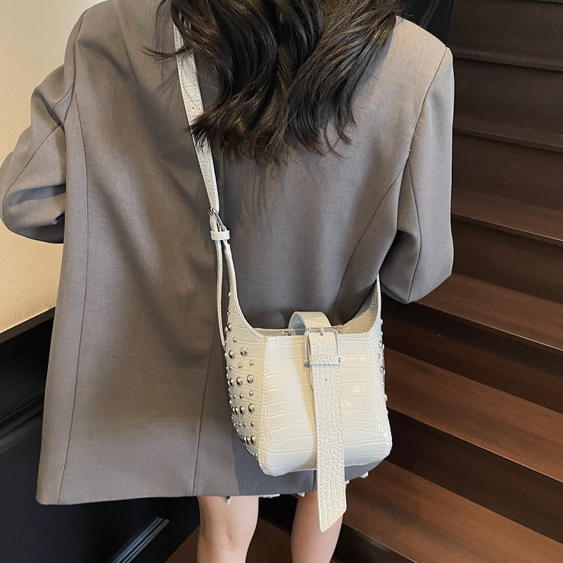 Bolso de cubo de todo fósforo transfronterizo bolso de viaje con diseño de remaches 2025 nuevo bolso de hombro de alta gama bolso de mensajero de color sólido mujer