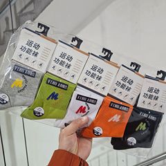 春夏の薄い綿のネットの靴下の男性の中で靴下の現物の卸売りの学生の運動の綿の靴下の青少年の男子の潮の靴下