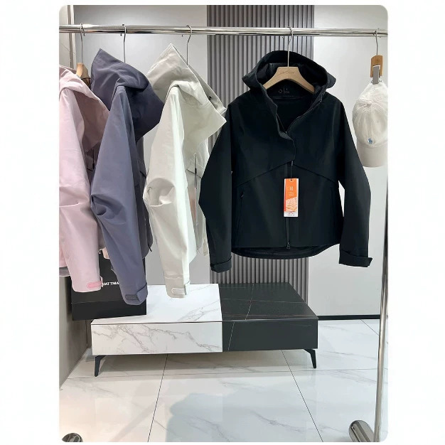 High-quality outdoor mountain-style hooded soft shell jacket for women, loose and versatile, slimming, suitable for autumn, sports and mountaineering