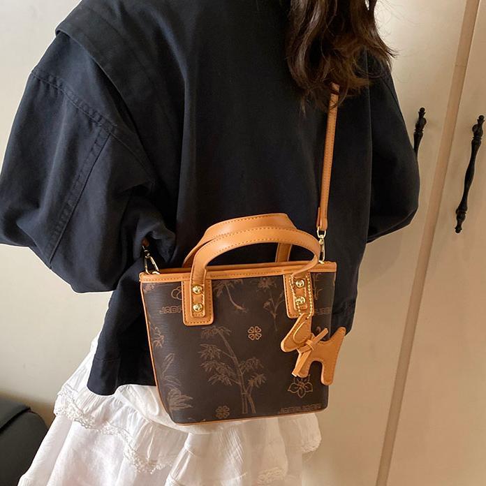 Bolso de mano caliente de tendencia universal para mujeres 2025 nuevo popular bolso de hombro explosivo sensación alta bolso de cubo coreano