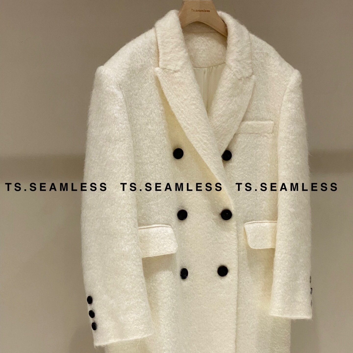 TS.SEAMLESS 모헤어 울 더블 브레스티드 코트 3109
