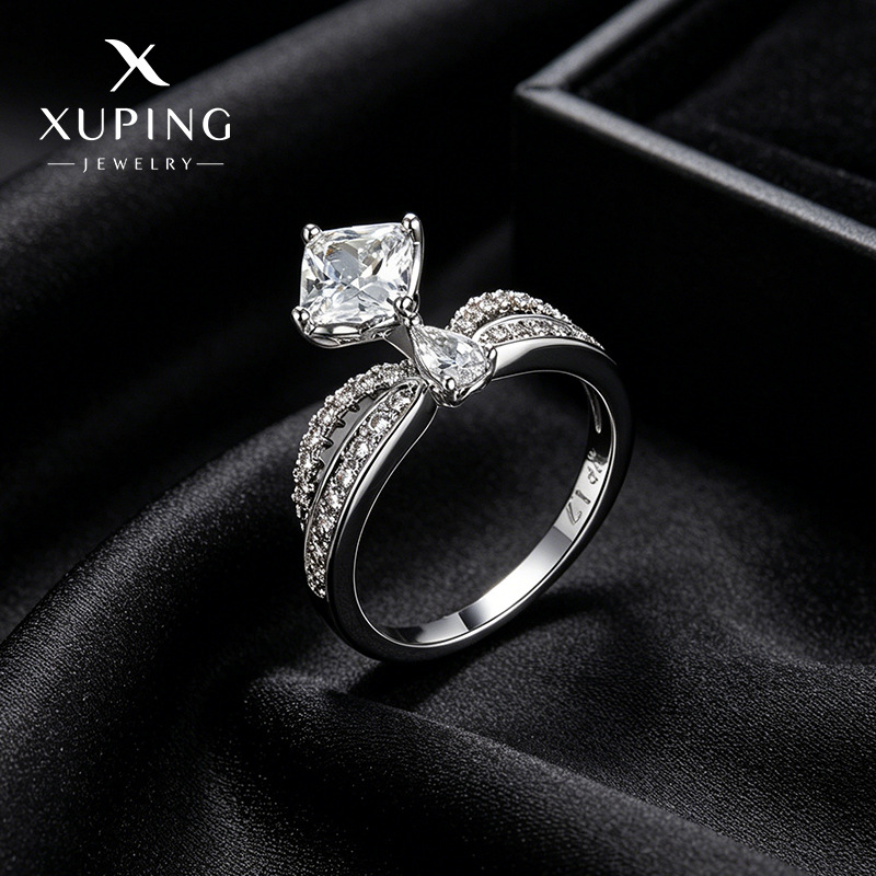 Xuping estilo ligero de lujo anillo de corona de azúcar nicho incrustado de zircon temperamento elegante anillo de compromiso de aleación de cobre mujer