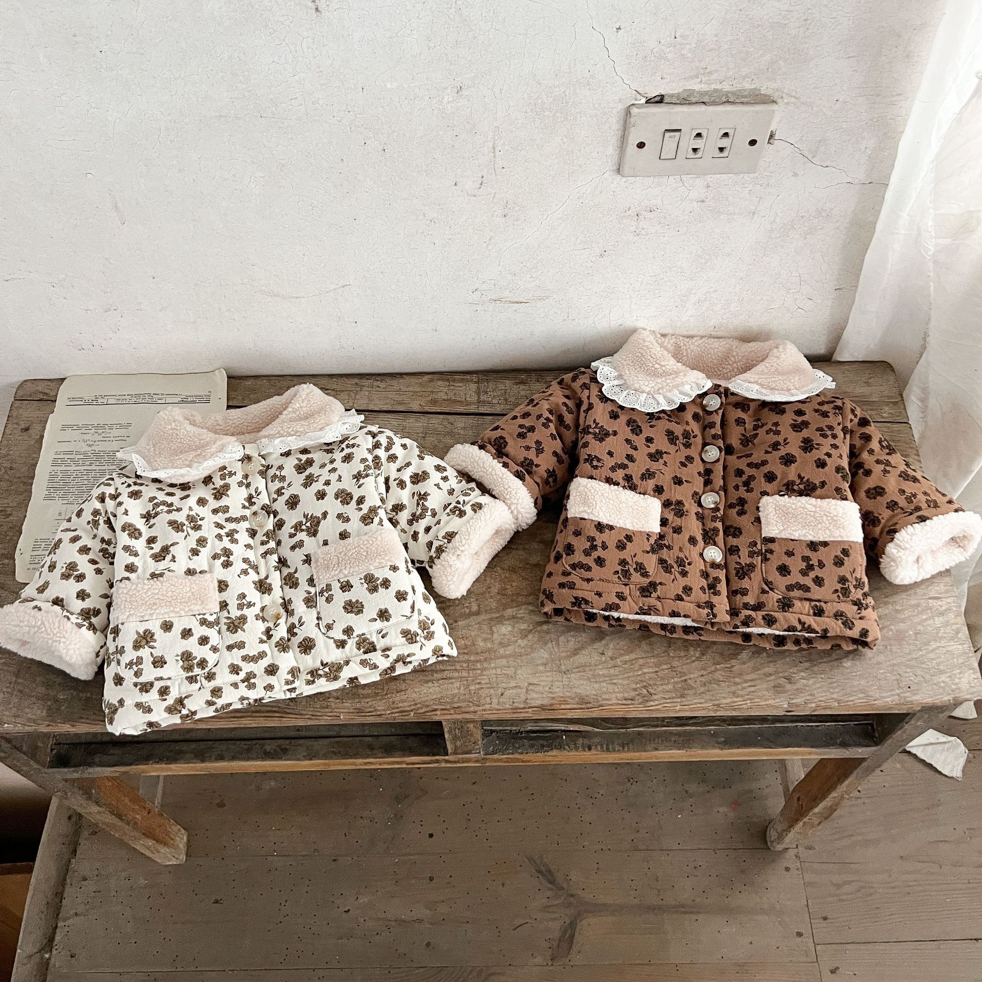 INS estilo coreano 2023 invierno niñas bebé floral encaje solapa acolchada engrosada de algodón acolchado chaqueta abrigo caliente