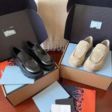 莞版P家乐福鞋25新款圆头三角标厚底松糕鞋女一脚蹬齿轮小皮鞋