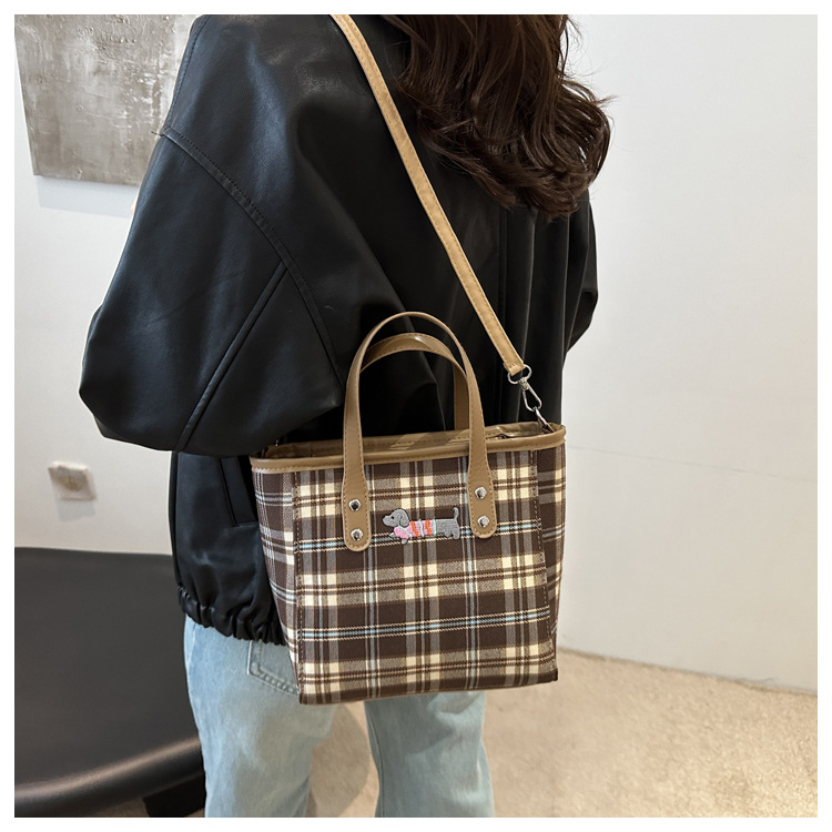 Cross-border personalized hand-carried fashionable and casual bucket bag for women, new autumn 2024 collection, contrasting color striped single-shoulder quality crossbody bag undefined