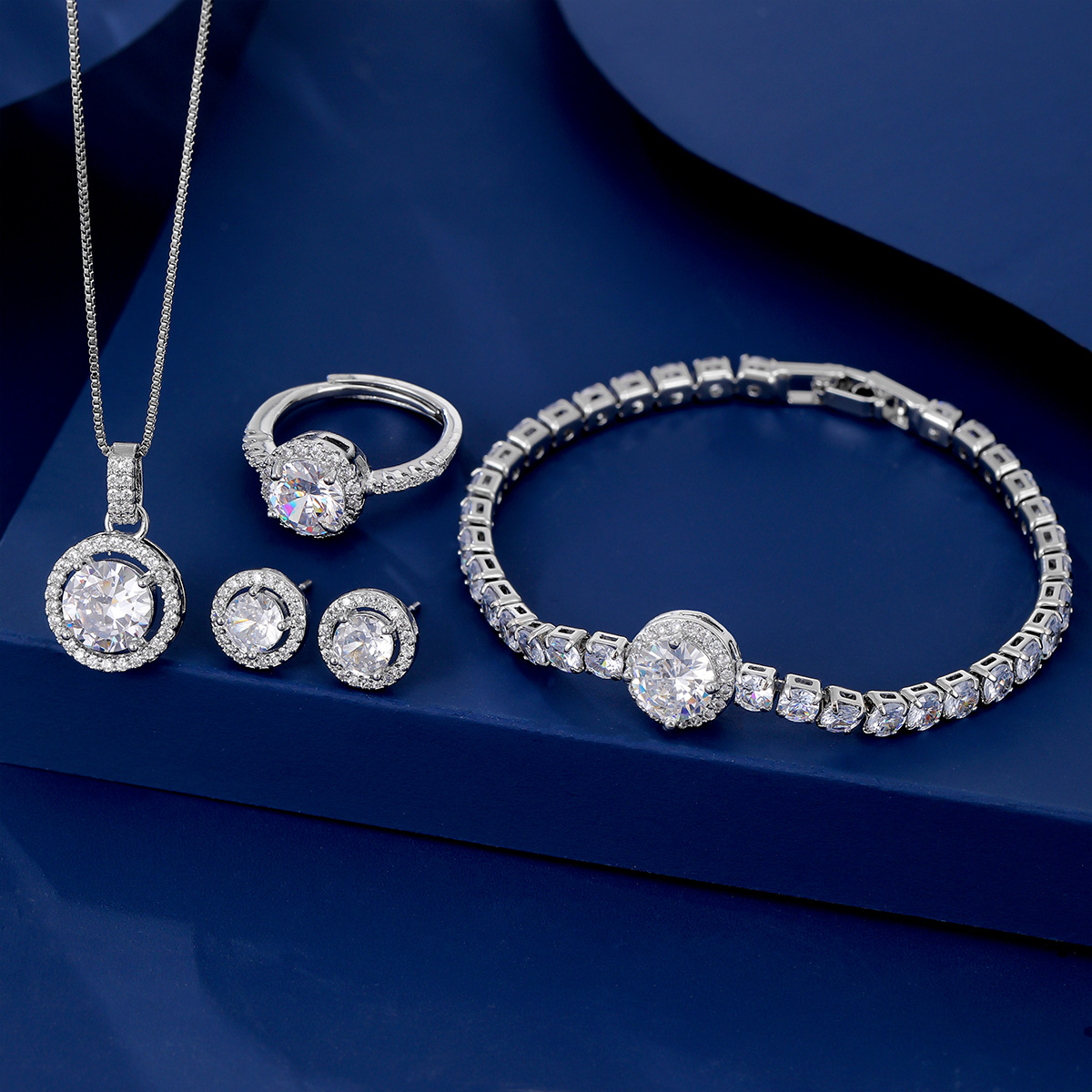 Estilo explosivo Venta caliente Temperamento simple Imitación Moissan Anillo de diamantes Pendientes Pulsera colgante Juego de cuatro piezas Cadena de clavícula en vivo de celebridades de Internet