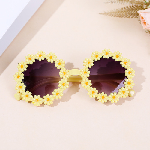 Children's sunglasses, sun glasses, cute and charming, with a round frame and petal-shaped lenses.