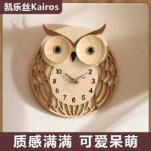 2025新款卡通儿童挂钟呆萌可爱猫头鹰实木坐挂两用小挂钟静音钟表
