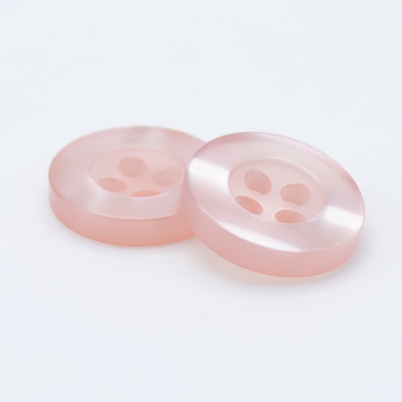 Venta al por mayor de color Botón de camisa de resina hebilla de cuatro ojos transparente blanco y negro Botón de pan teñido en stock botones