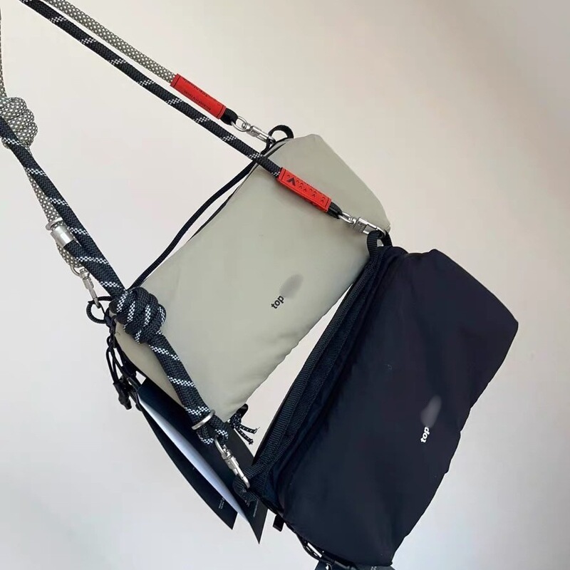 林新宇と同じスタイルのウォーターボトルバッグ、ファッショナブルなニッチアウトドアサイクリングバックパック、超軽量ポータブルスポーツクロスボディバッグ、トレンディなブランドメンズ|undefined