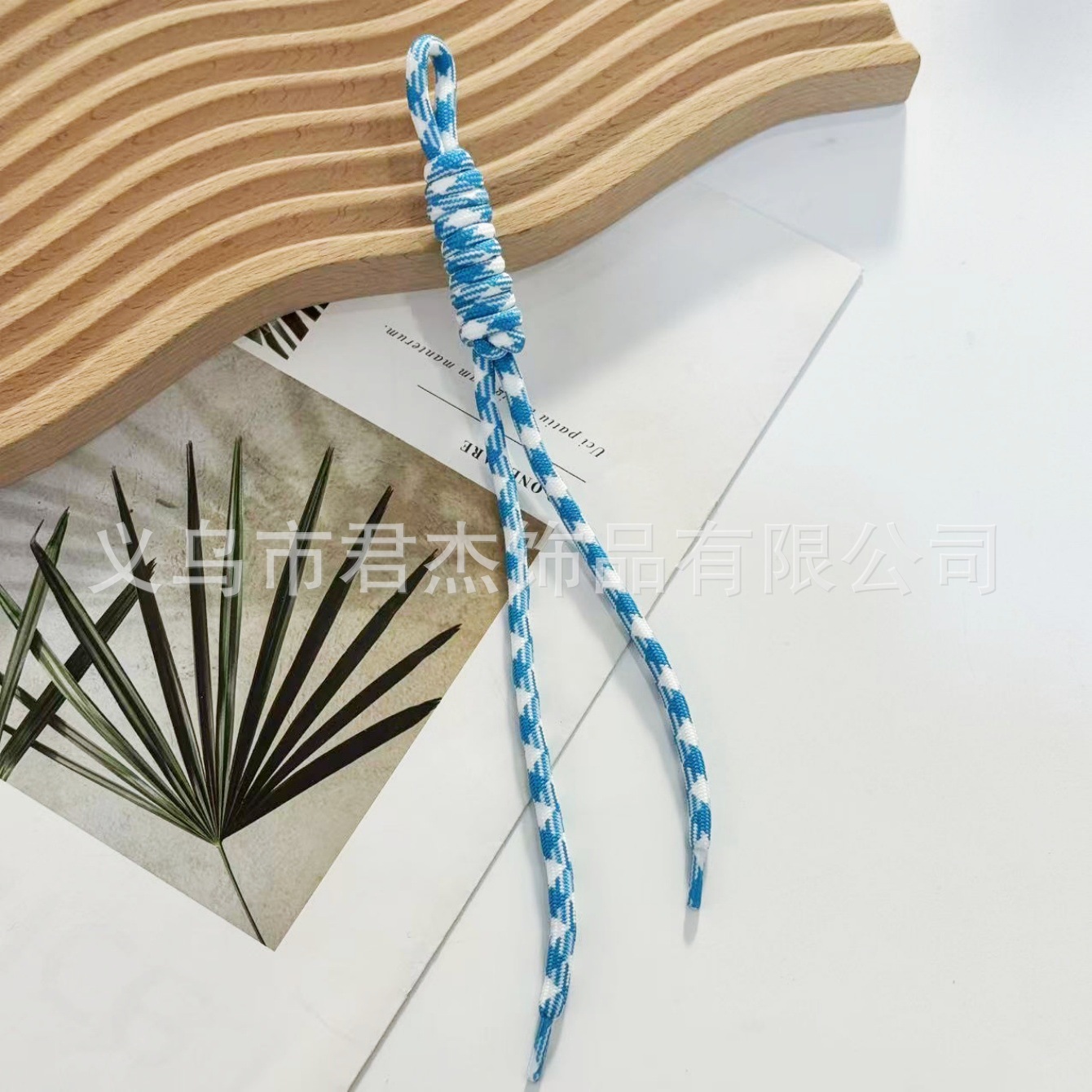 編みカバンのストラップの螺旋の結び紐のiuは鍵のボタンのネットの赤い色の結びの縄の装飾の部品を結びます。