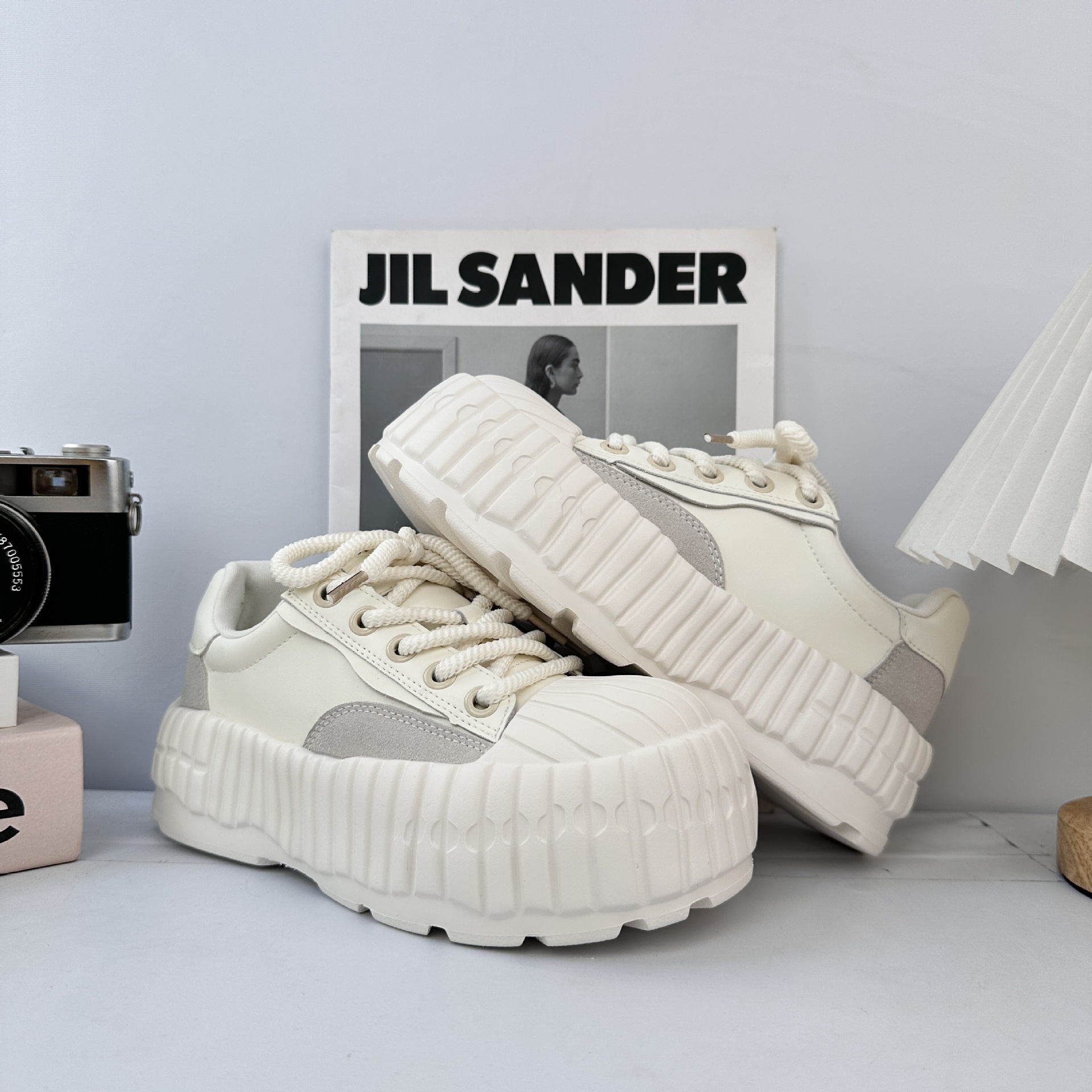 Zapatos blancos de suela gruesa para mujeres 2025, nuevos nichos de nicho, faldas, zapatos casuales, zapatos deportivos de moda