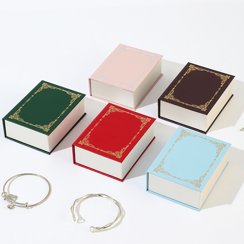 Xiaohongshu mismo estilo joyero tipo libro caja de embalaje de regalo de joyería magnética tipo solapa caja de regalo de mano 520 de alta gama