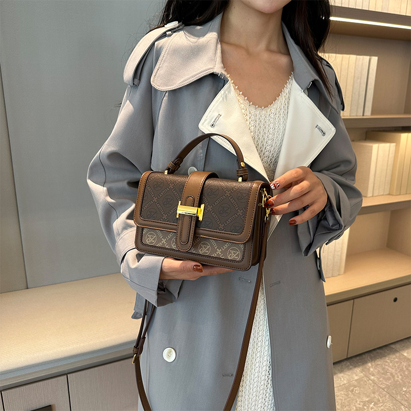 Bolsas texturizadas de alta qualidade para mulheres 2024, novas bolsas versáteis europeias e americanas com estampa retrô, bolsa pequena transversal de ombro único, bolsa quadrada pequena_voghion.com