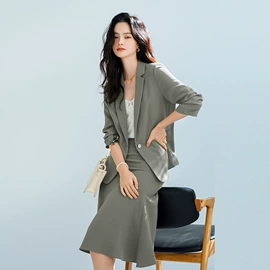 连衣裙;女式毛呢外套;其他短外套