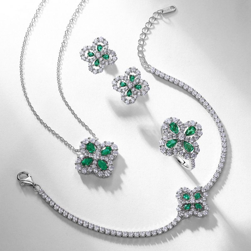 Pendientes de trébol de cuatro hojas de lujo ligero de estilo explosivo transfronterizo europeo y americano S925 con incrustaciones de plata para cultivar aretes de esmeraldas brillantes al por mayor