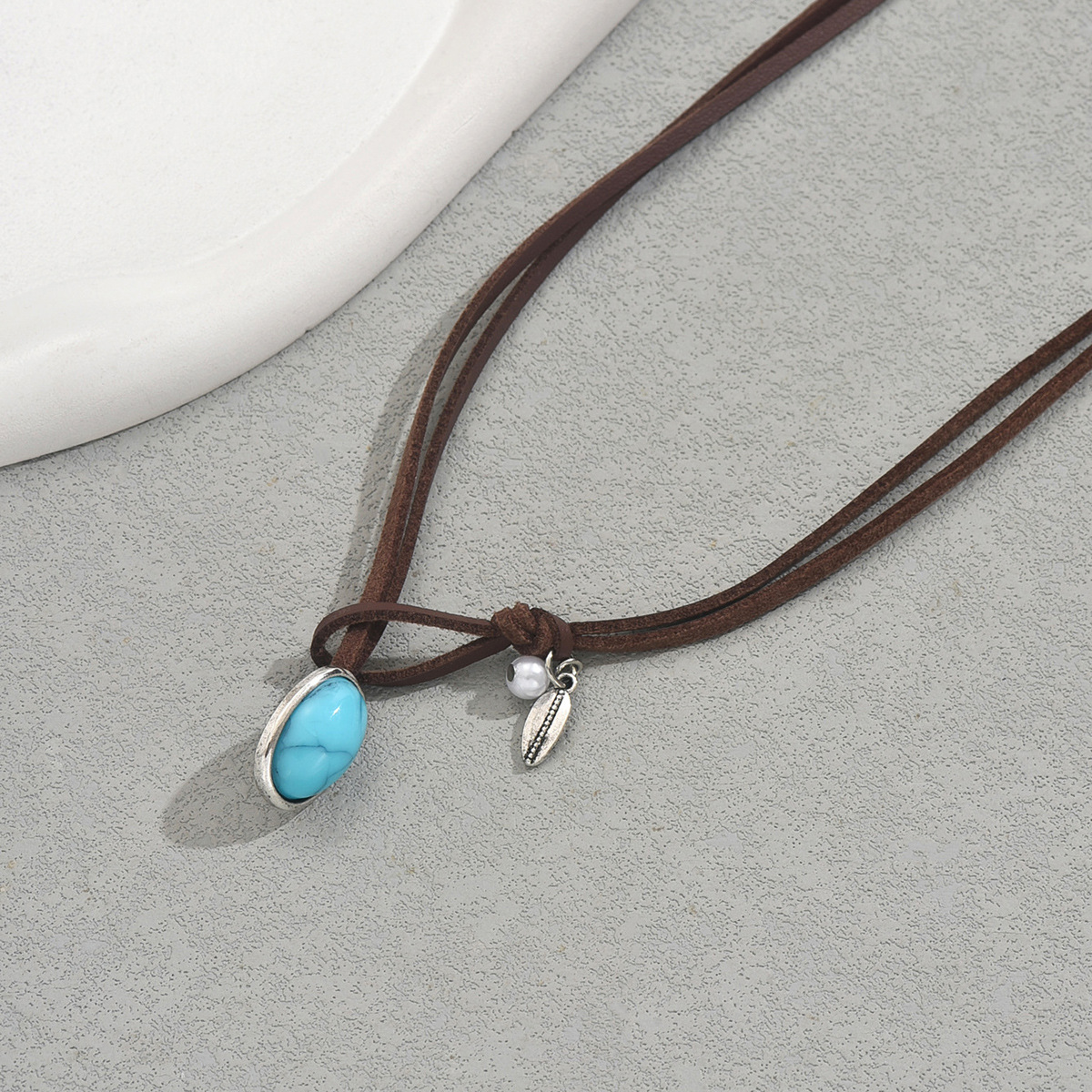 Collar geométrico con piedra turquesa y cadena de cuero_voghion.com