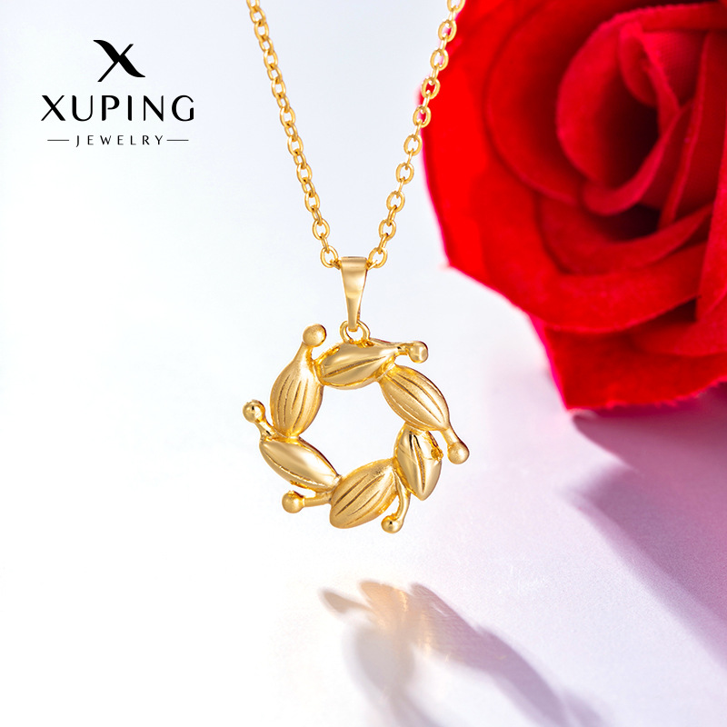 Xuping estilo ligero de lujo nicho de diseño de guirnaldas huecadas colgante simple de alto nivel de imitación de oro collares al por mayor