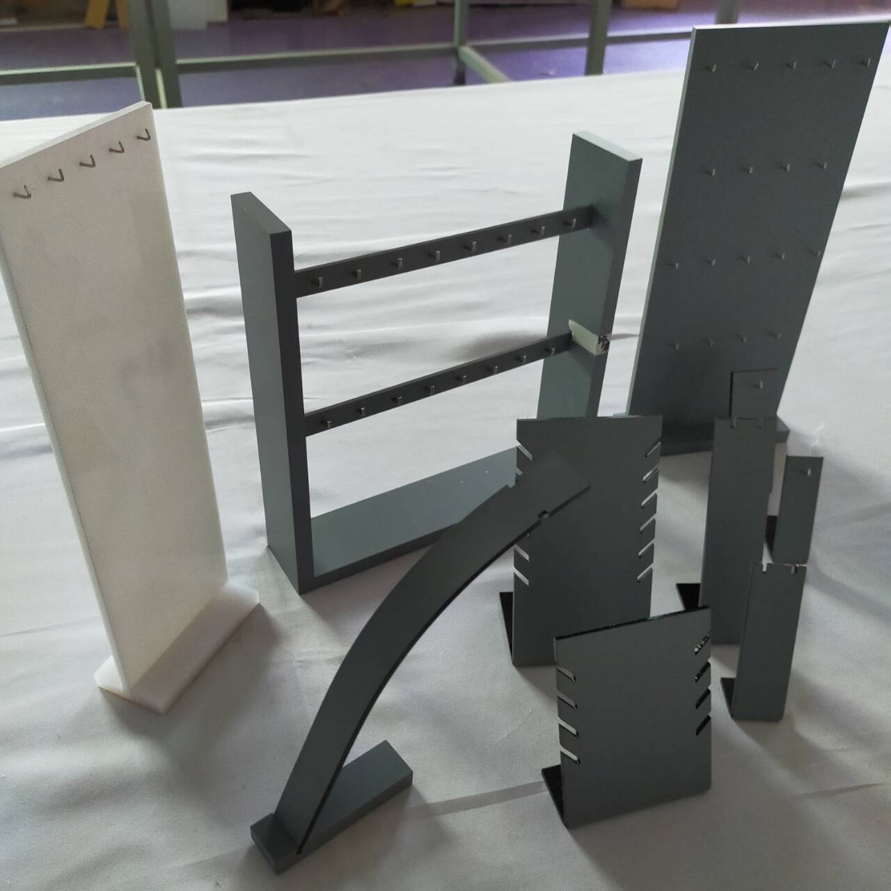 热卖耳钉耳环展示架亚克力摆台橱窗陈列瓷白戒指项链ipad摆件架