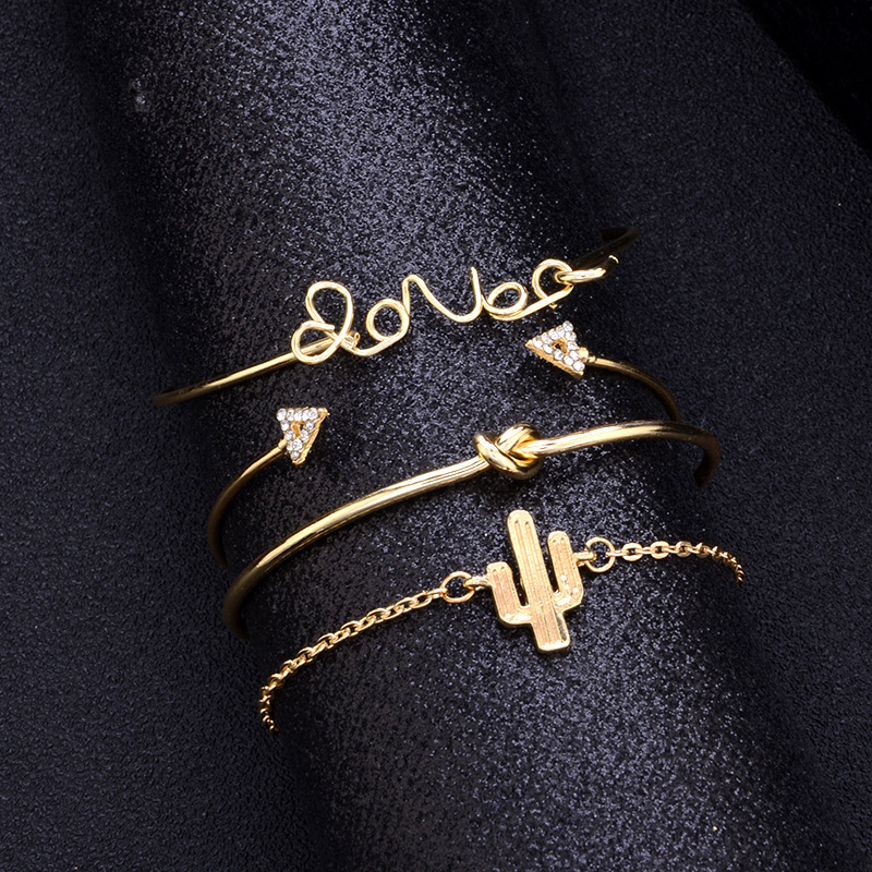 Armbandset i roséguld med kaktus och kärleksbrevsberlocker_voghion.com