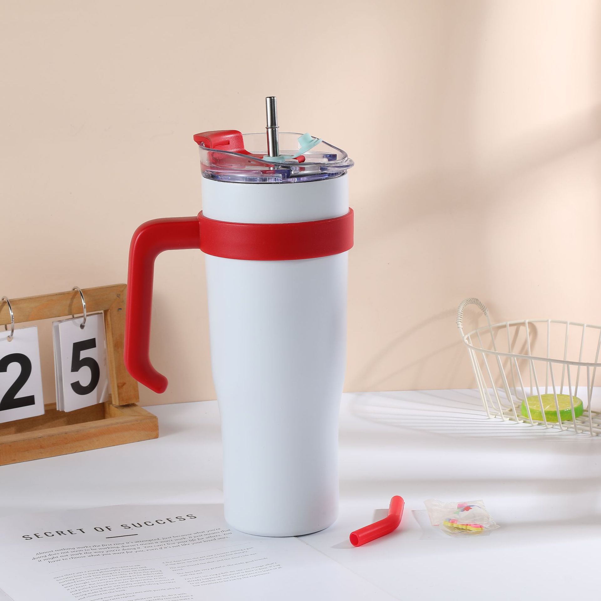 Taza de coche gigante transfronteriza de 40oz con mango Taza de hielo portátil de gran capacidad Taza de paja de aislamiento en frío simple