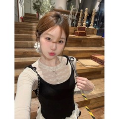 2025夏の女性重工業の黒い偽の2つのハスの葉の辺はレースのシャツをつづり合わせて今年は長袖の上着を身につけることが流行します。