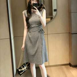 今年流行围裹式绑带收腰无袖格子连衣裙女夏季漂亮显瘦中长裙