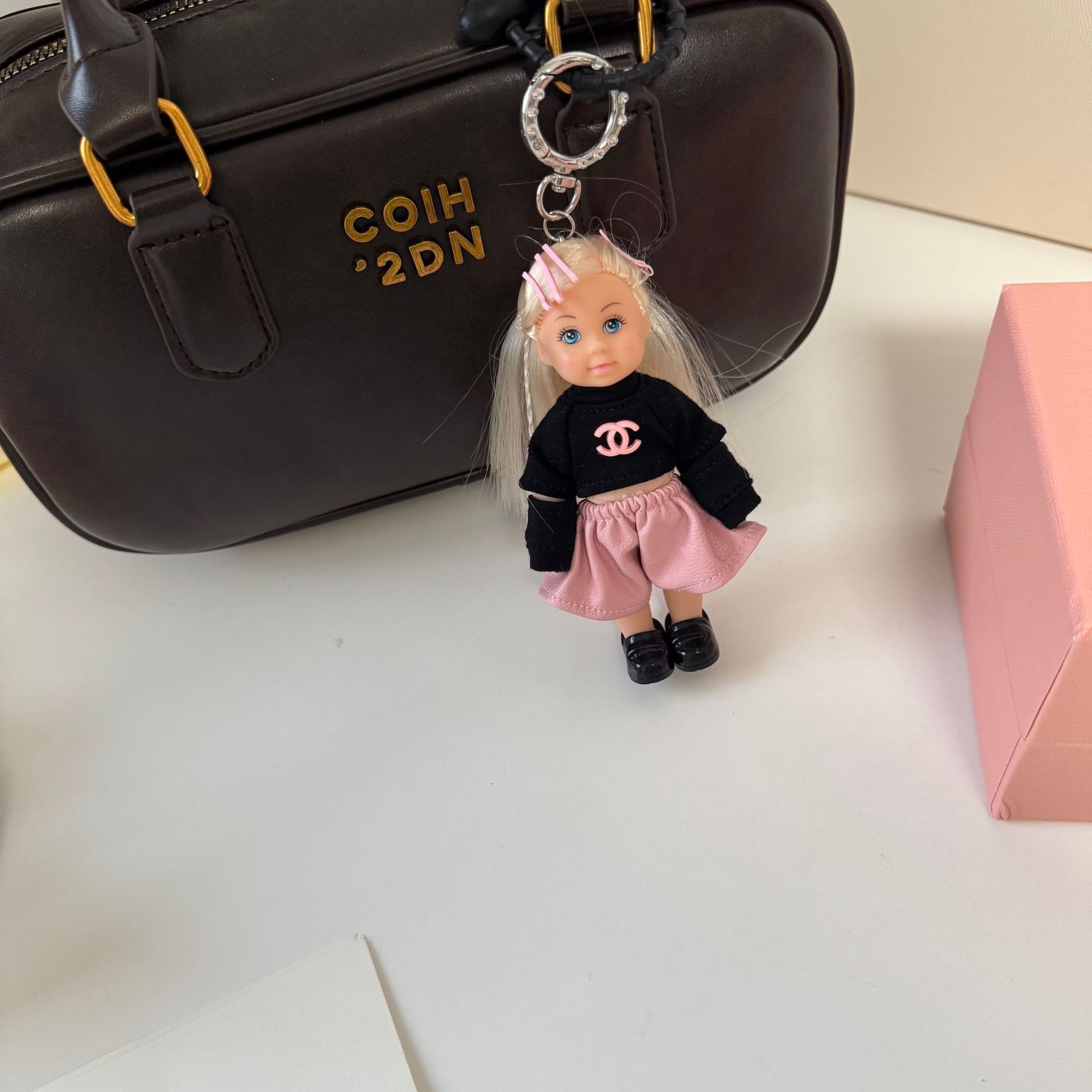 트렌디한 찢어진 스웨트셔츠와 핑크색 바지 아기