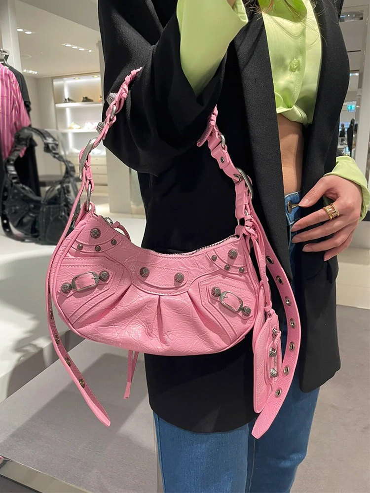 Bolso de locomotora de remache Le Cagole de alta calidad dulce y fresco chica caliente tres en uno bolso de media luna plisado de cuero bolso de axila