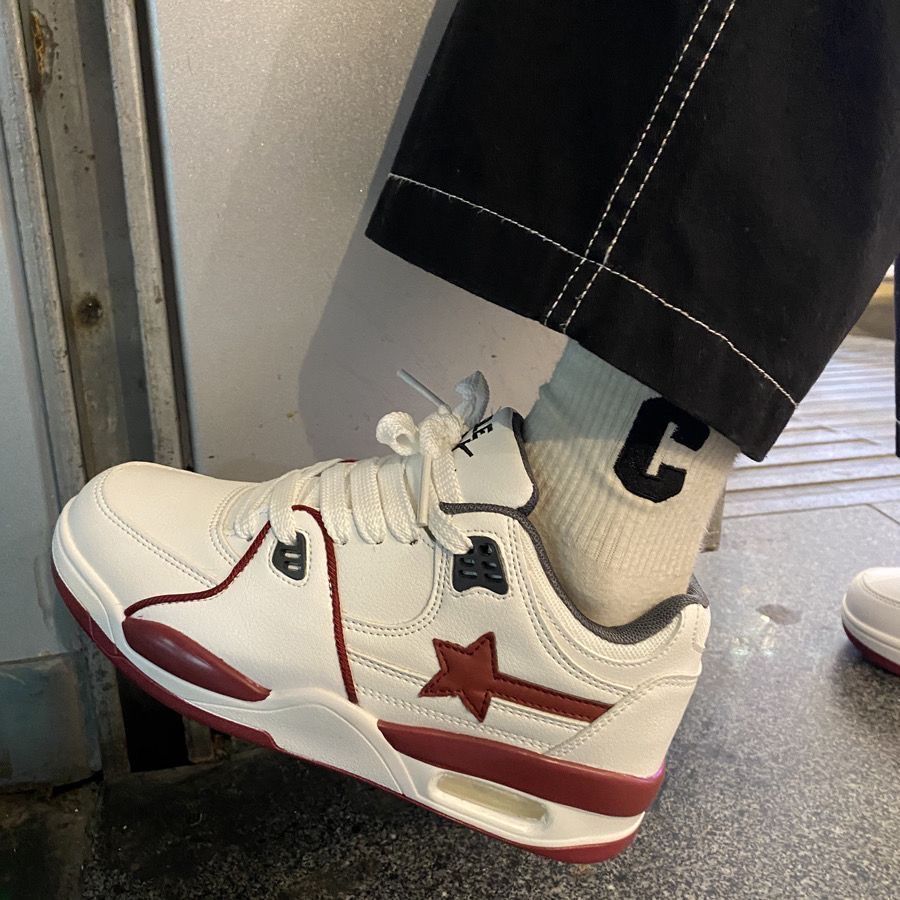 2024 verano nuevo chino rojo grueso aumento de altura zapatos casuales zapatos deportivos blancos estrellas cojín de aire pareja zapatos de patinaje mujeres