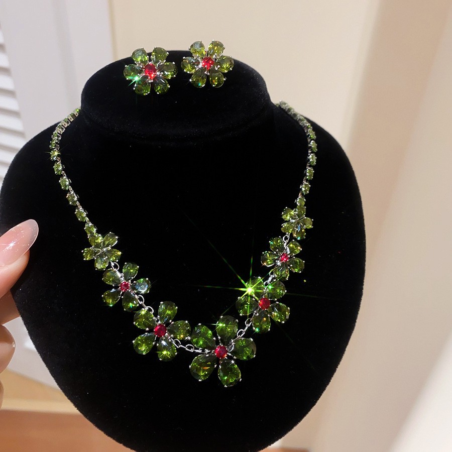 Collar de pendientes de diamantes con gotitas de agua transfronterizas europeas y americanas, colgante de moda de lujo ligero, cadena de clavícula, celebridad de Internet, joyería de alta gama, mujer