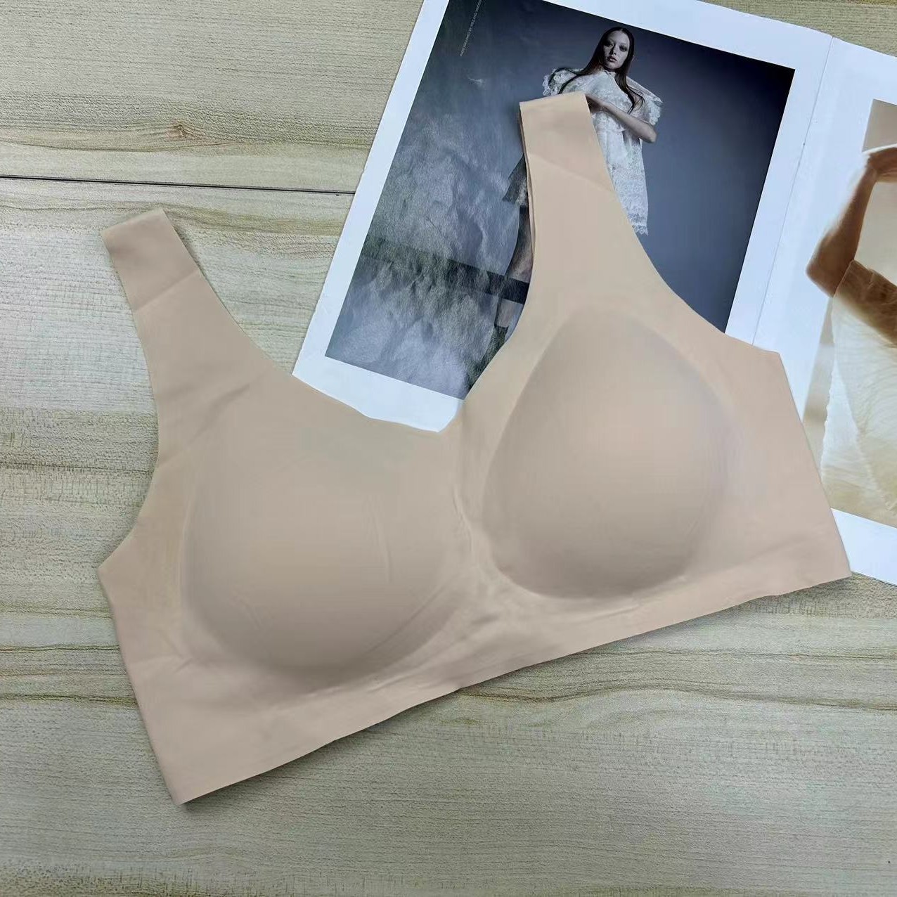 Sudeste asiático nuevo verano brillante sin marcas cómodas ropa interior brillante sexy desnuda bra anti-caída bra al por mayor