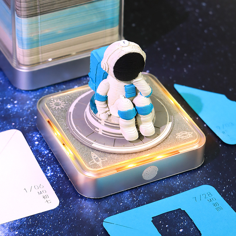 2026年クロスボーダー紙彫刻カレンダー、クリエイティブな文化的・創造的な記念ギフト、宇宙飛行士デスクトップ装飾、3D立体メモ帳|undefined