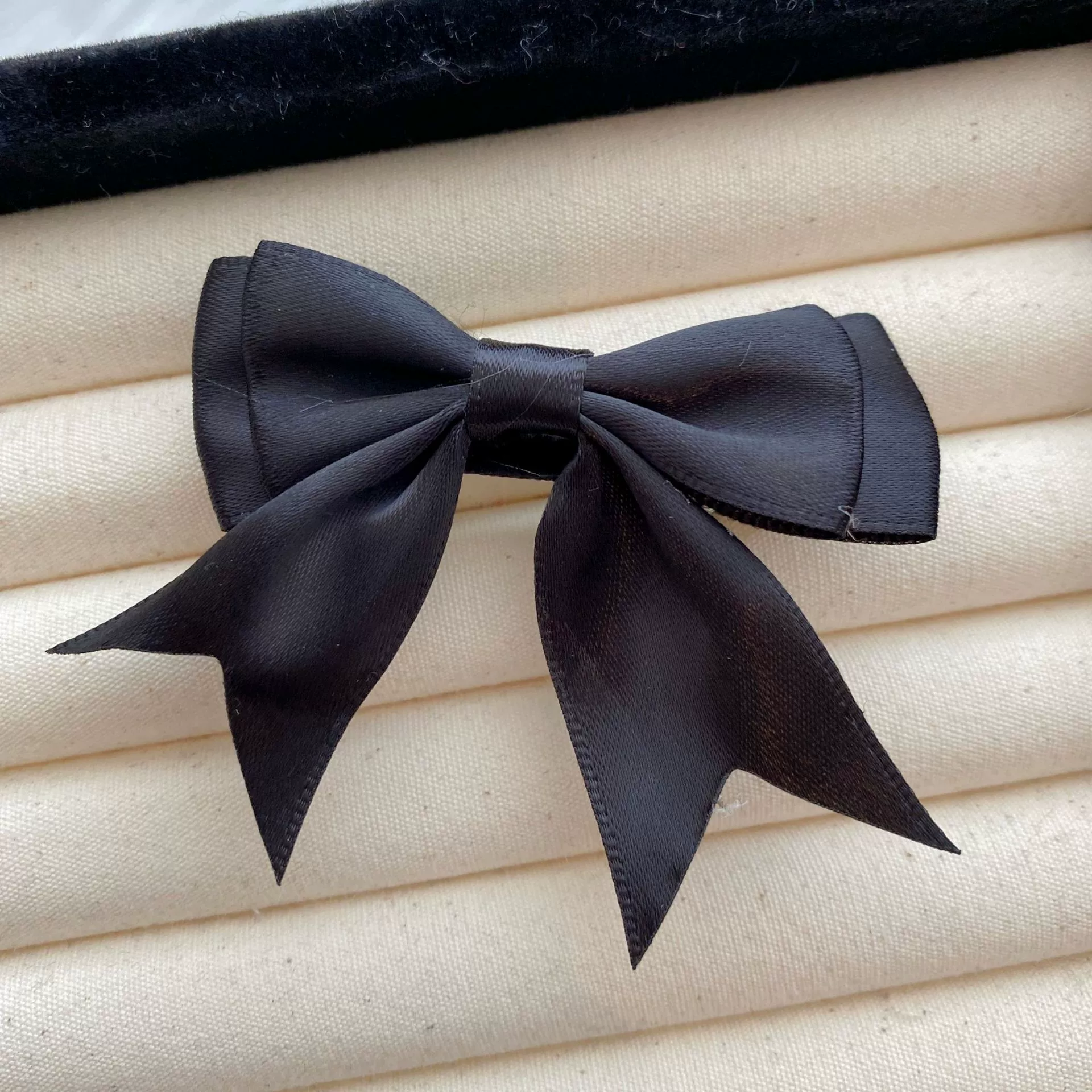 Children's hairgrip with bow, bangs