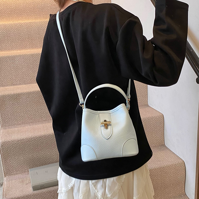 Bolso de mano popular de alta gama para mujer 2025 nuevo bolso de mensajero de todo fósforo de moda exquisito bolso de cubo de un solo hombro de fuego súper caliente