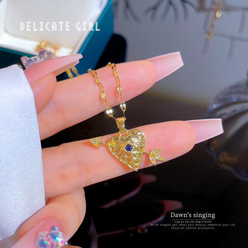 Collana con ciondolo cuore e freccia in zircone placcato oro_voghion.com