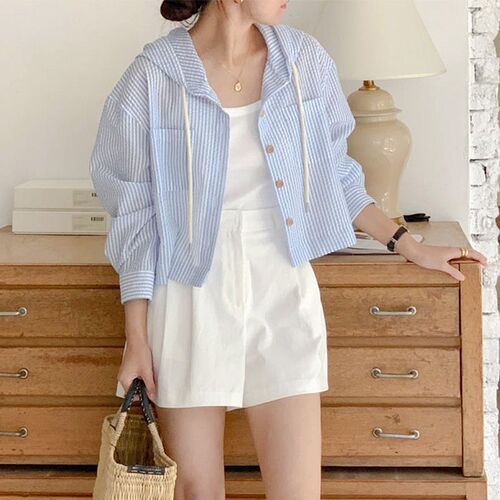 Short, chic single-breasted shirt with contrasting colors, long sleeves, and a striped design—perfect for summer, offering a relaxed, Korean-style look that’s both versatile and sun-protective.