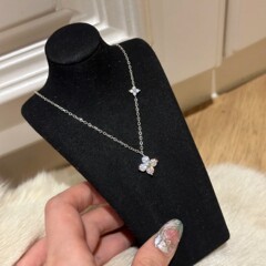 新型の四葉の花のペンダントのネックレスの女性の鎖の鎖の気質は軽くて豪華で小さい大衆の設計の高級感は彼女にプレゼントします。